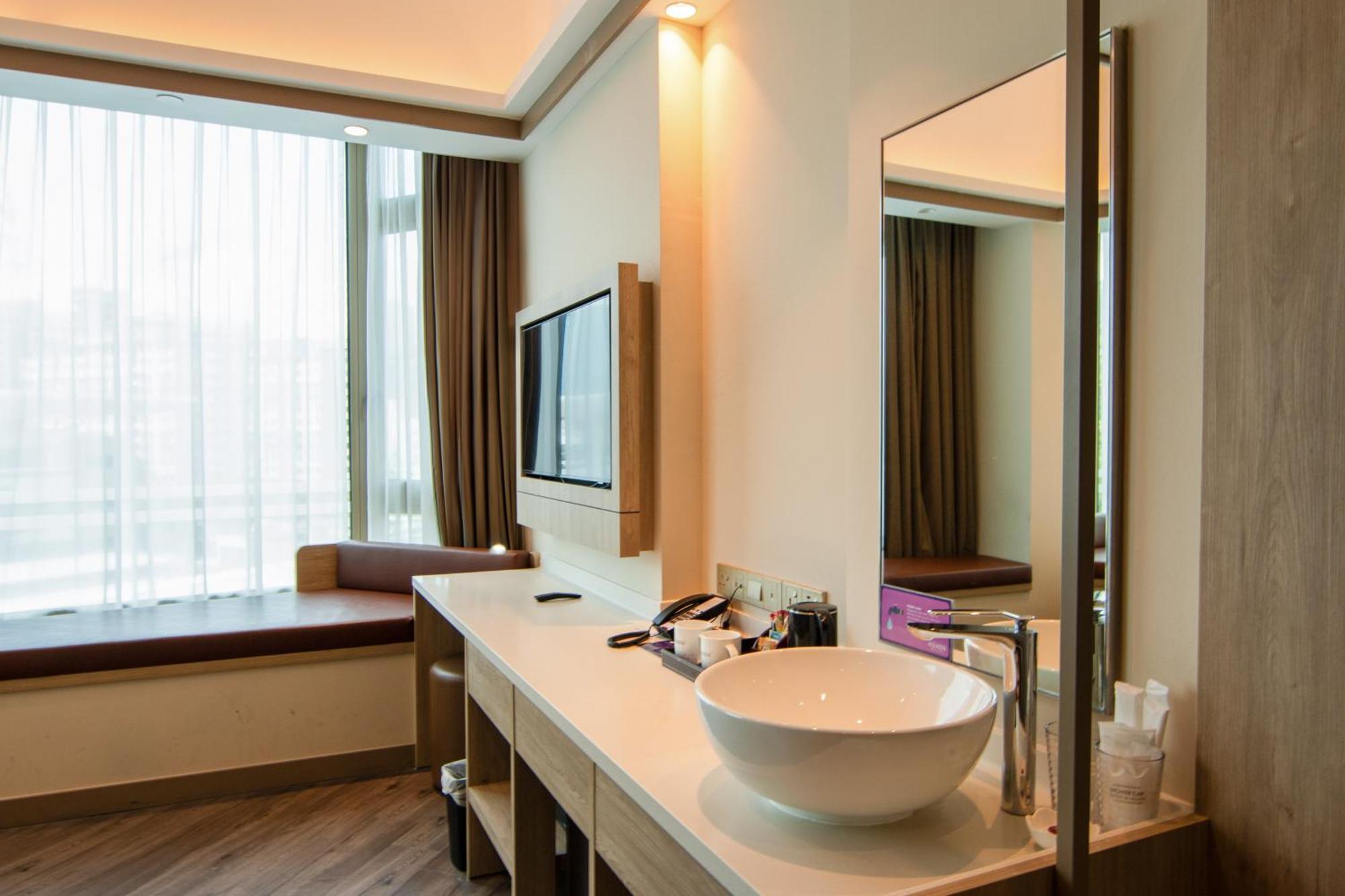 Aqueen Prestige Hotel Jalan Besar Сингапур Экстерьер фото